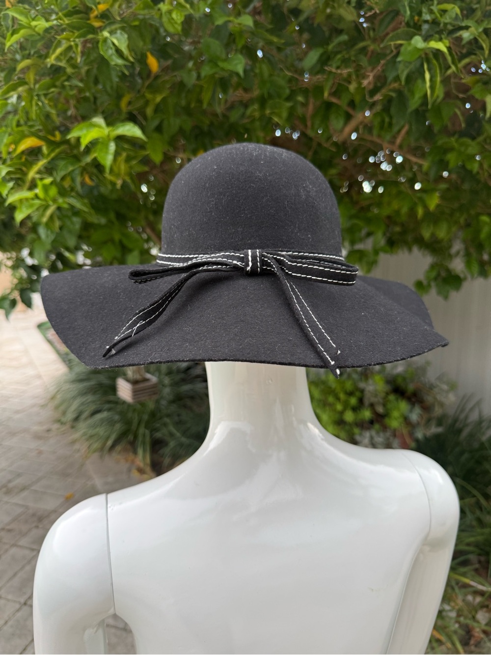 White House Black Market Black Wide-Brim Wool Hat with Contrast Bow
